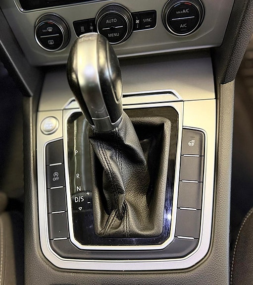 Volkswagen Passat 14 of 16