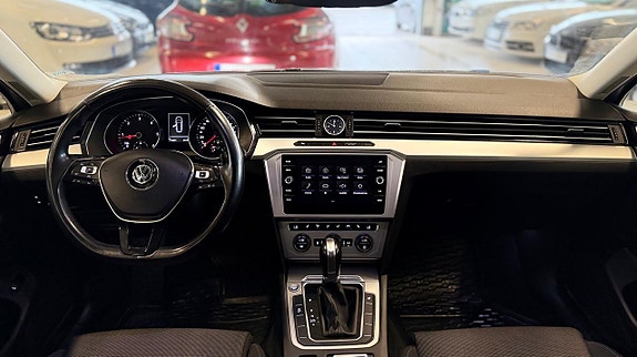 Volkswagen Passat 10 of 16