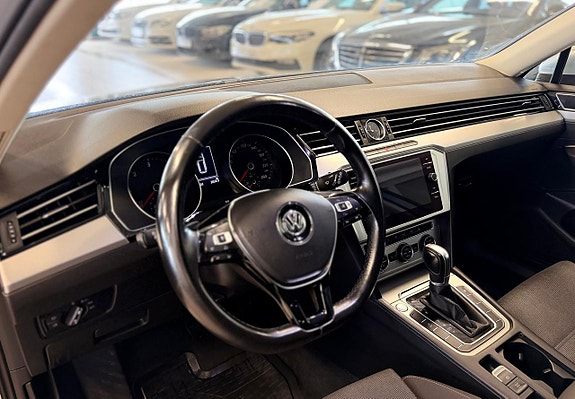 Volkswagen Passat 9 of 16