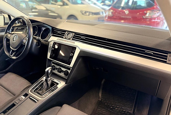 Volkswagen Passat 11 of 16