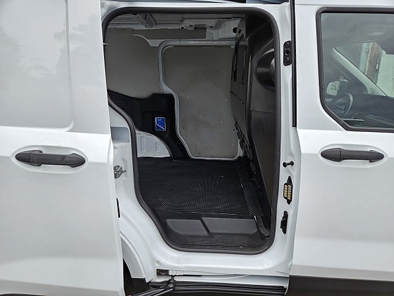 Ford Transit Courier 13 of 25