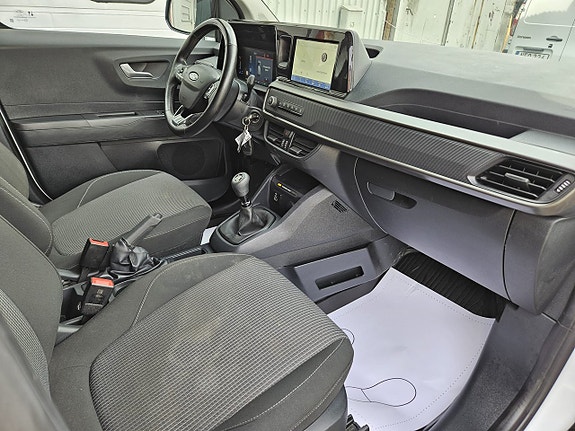 Ford Transit Courier 15 of 25