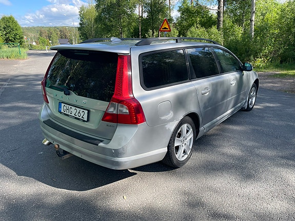 Volvo V70 3 of 5
