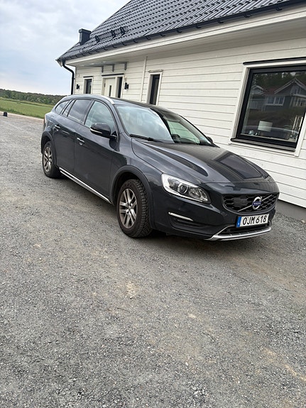 Volvo V60 Cross Country 2 of 4