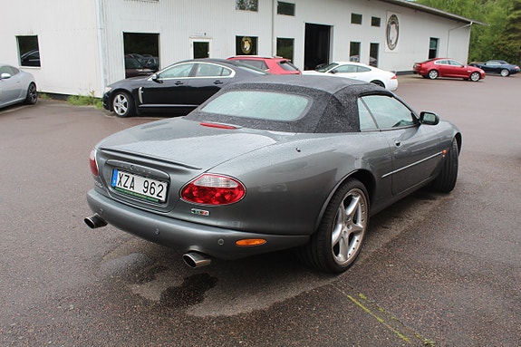 Jaguar XKR 2 of 4