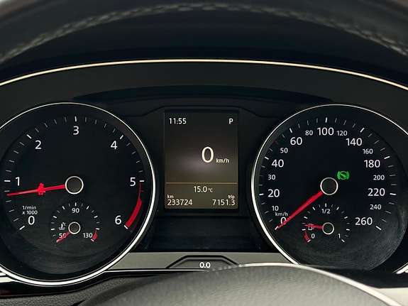 Volkswagen Passat 13 of 30