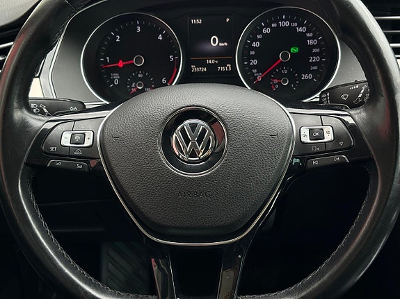 Volkswagen Passat 12 of 30