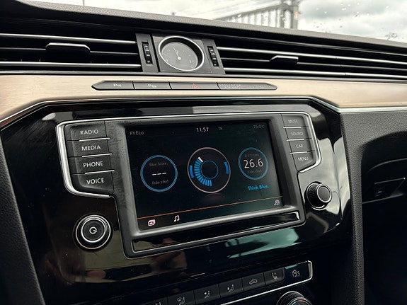 Volkswagen Passat 25 of 30