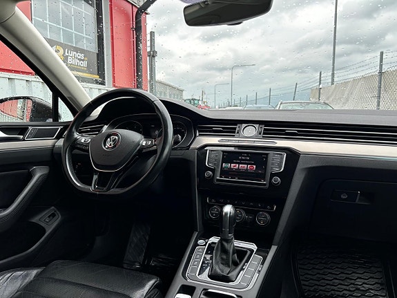 Volkswagen Passat 11 of 30