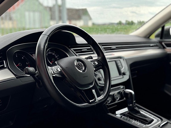 Volkswagen Passat 8 of 30
