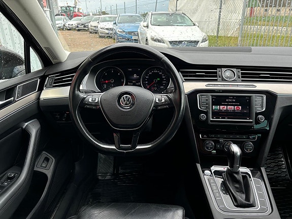 Volkswagen Passat 10 of 30
