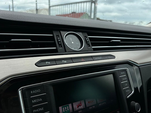 Volkswagen Passat 17 of 30