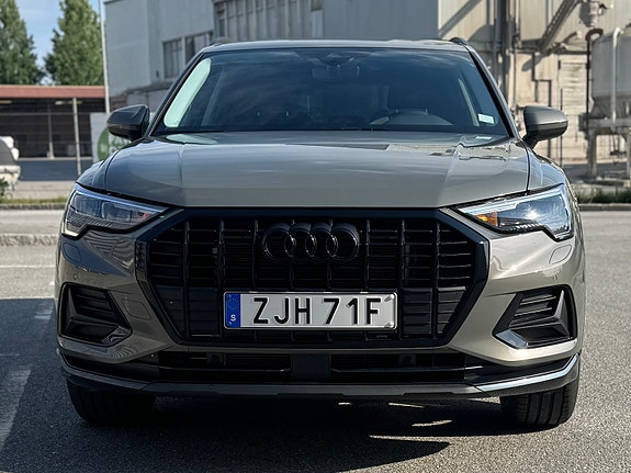 Audi Q3 2 of 5