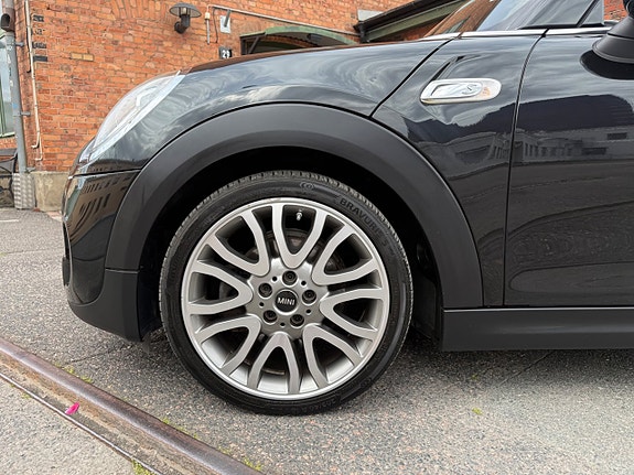 MINI Cooper S 4 of 5