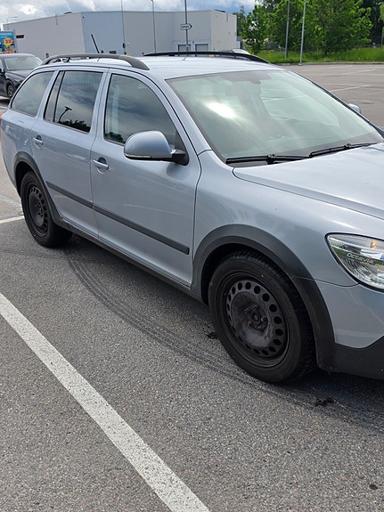Skoda Octavia Scout 3 of 5