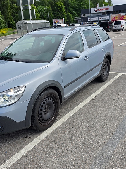 Skoda Octavia Scout 2 of 5