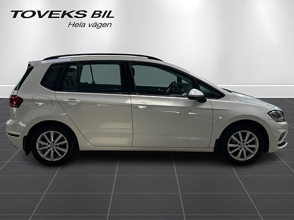 Volkswagen Golf Sportsvan 2 of 5