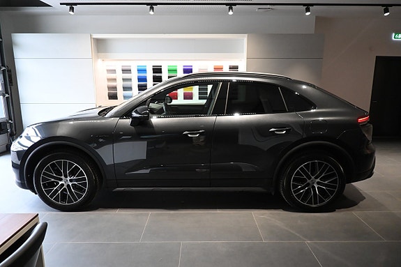 Porsche Macan 4 of 5