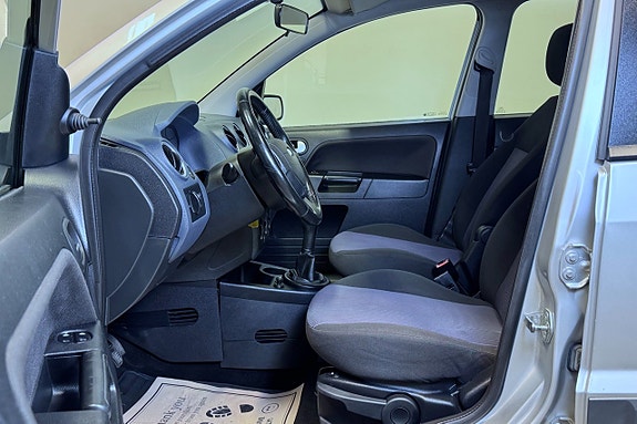 Ford Fusion 7 of 19