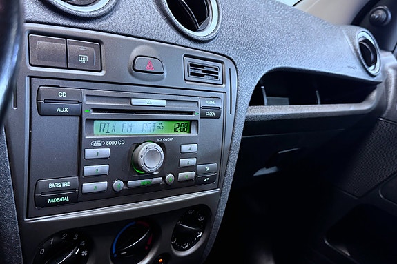 Ford Fusion 16 of 19