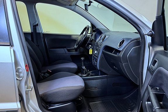 Ford Fusion 10 of 19