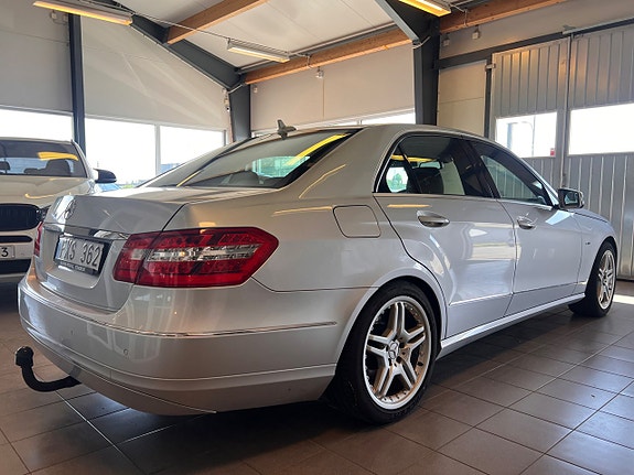 Mercedes-Benz E220 3 of 5
