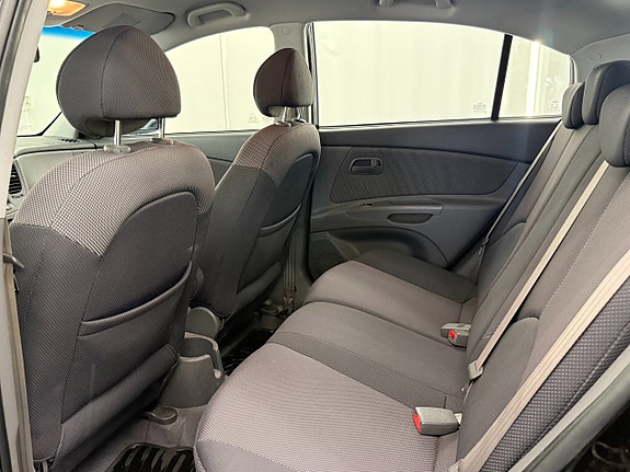 Kia Rio 8 of 15