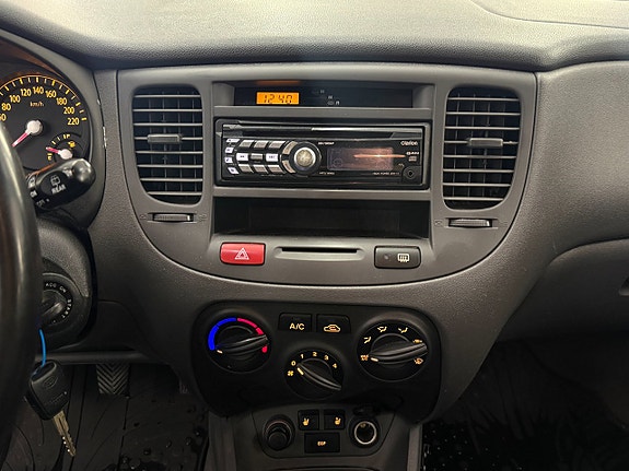 Kia Rio 10 of 15