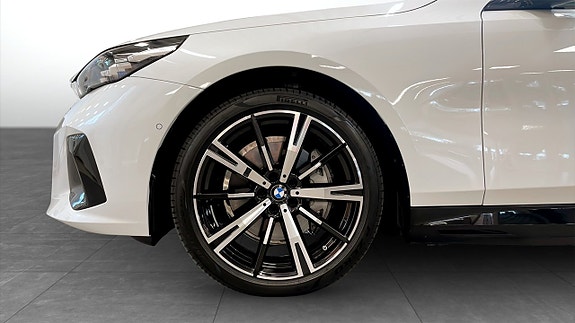 BMW i5 9 of 10