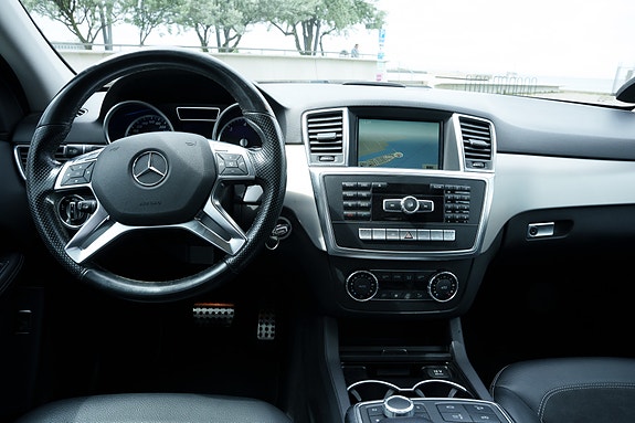 Mercedes-Benz ML350 7 of 11