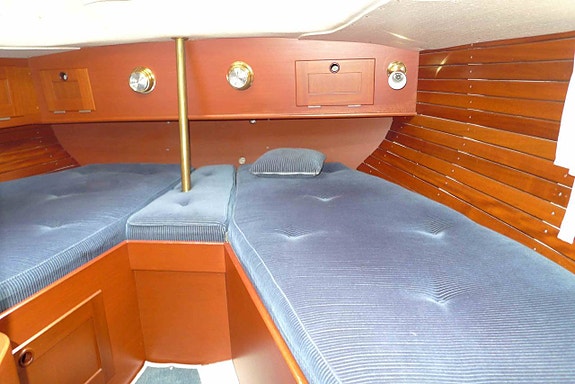 Hallberg-Rassy 352 5 of 5