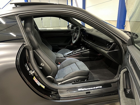 Porsche 911 Carrera 4 GTS 19 of 29