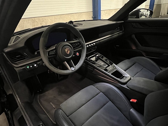 Porsche 911 Carrera 4 GTS 12 of 29