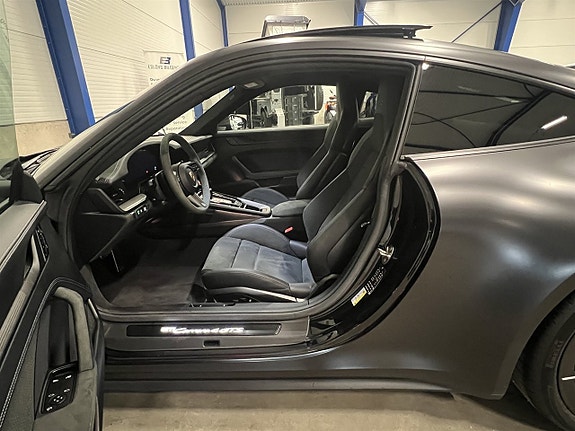 Porsche 911 Carrera 4 GTS 10 of 29