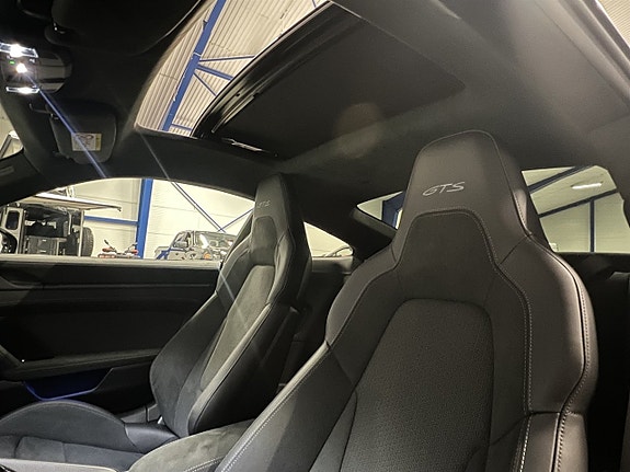 Porsche 911 Carrera 4 GTS 17 of 29