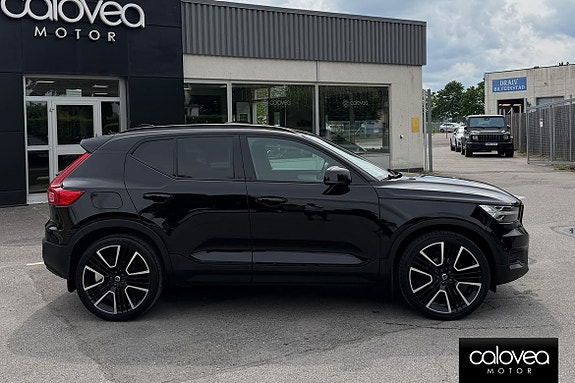 Volvo XC40 2 of 5