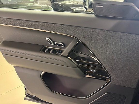 Land Rover Range Rover Sport 9 of 11