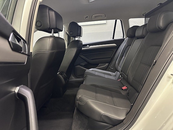 Volkswagen Passat Alltrack 12 of 23