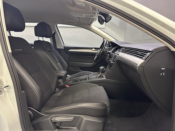 Volkswagen Passat Alltrack 10 of 23