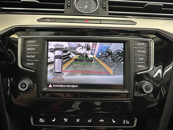 Volkswagen Passat Alltrack 19 of 23