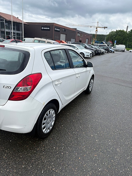 Hyundai i20 2 of 5