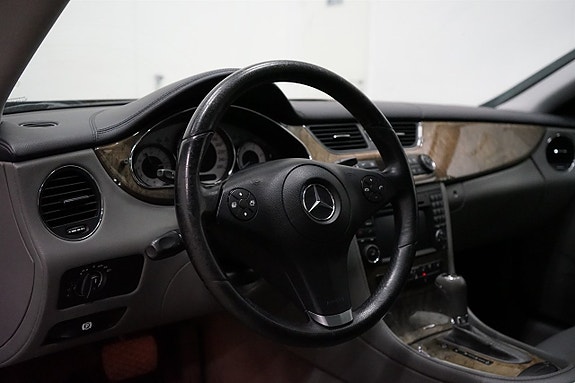 Mercedes-Benz CLS320 8 of 15