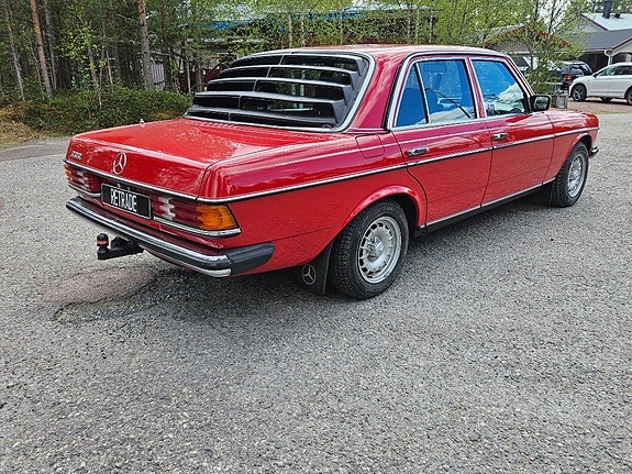 Mercedes-Benz 200 3 of 5