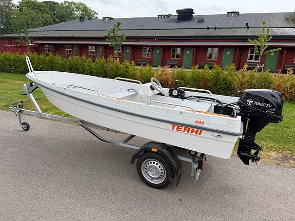 Styrpulpet Terhi 400 C -22 med Tohatsu 9.9/15 hk 4-t 80-vagn