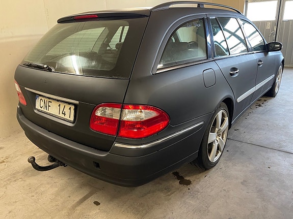 Mercedes-Benz E220 4 of 5
