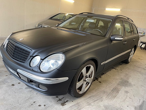Mercedes-Benz E220 3 of 5