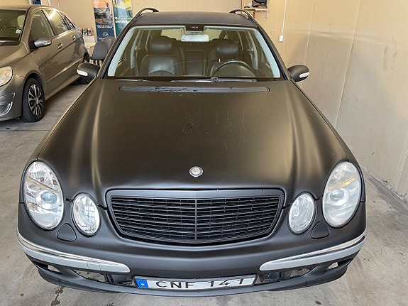 Mercedes-Benz E220 2 of 5