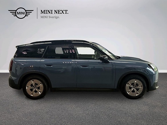MINI Countryman SE 2 of 5
