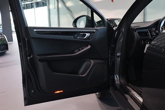 Porsche Macan S 10 of 19