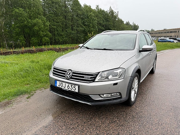 Volkswagen Passat Alltrack 2 of 5